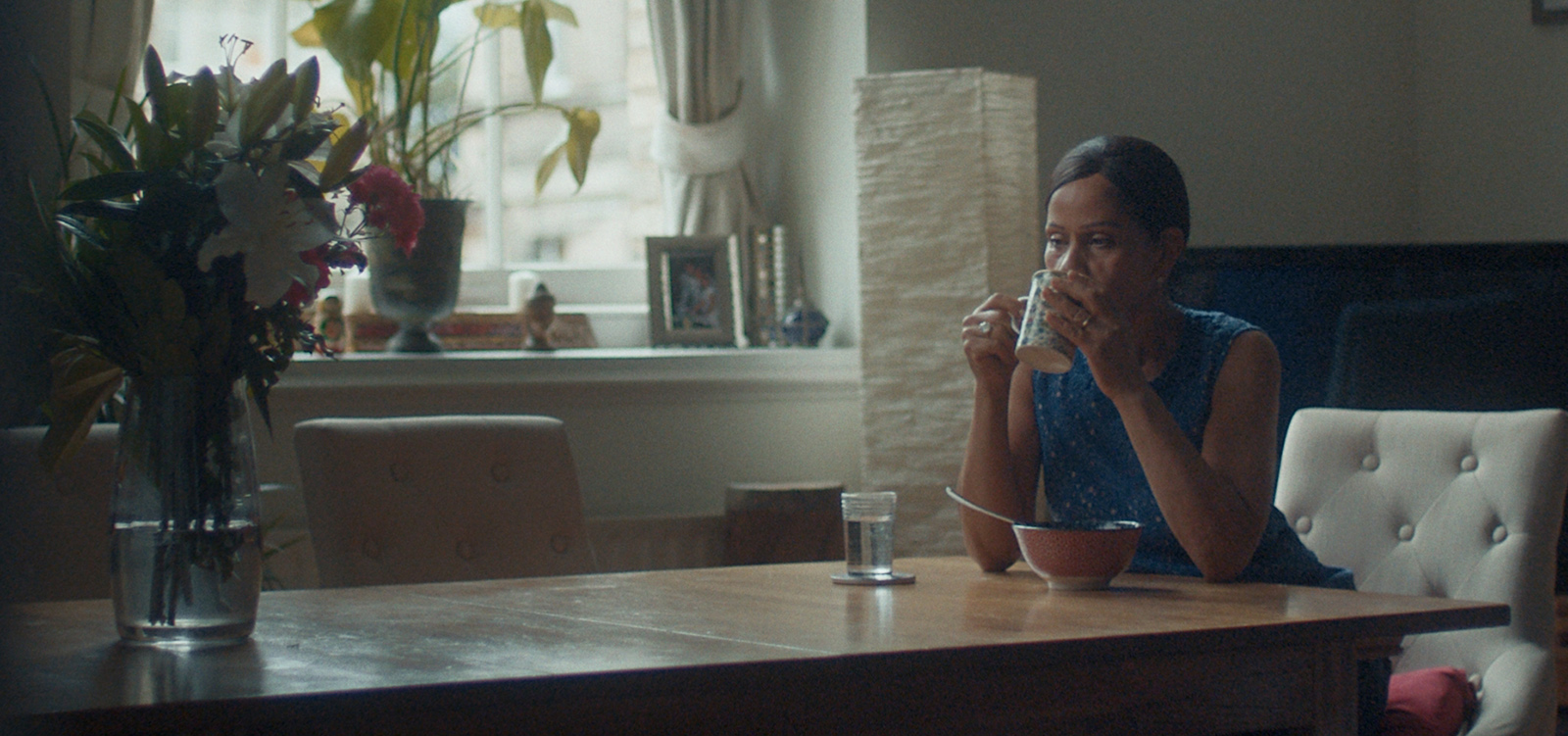 Donna caregiver che sorseggia un caffè pensando al suo ruolo Donna caregiver che sorseggia un caffè pensando al suo ruolo